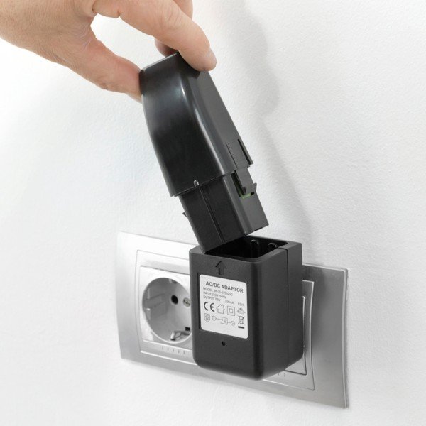 Električna bežična metla na podu InnovaGoods-image-1