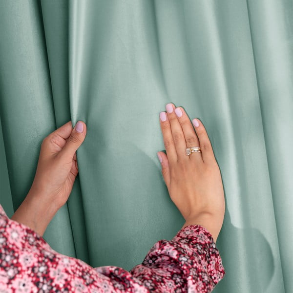 Svijetlo zelena zavjesa za djelomično zamračenje od samta 140x270 cm Eyelets – Restilo-image-3