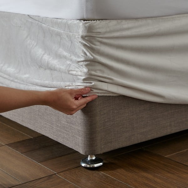 Krem navlaka za okvir kreveta s gumom od samta 152x198 cm Kingsley – Catherine Lansfield-image-1