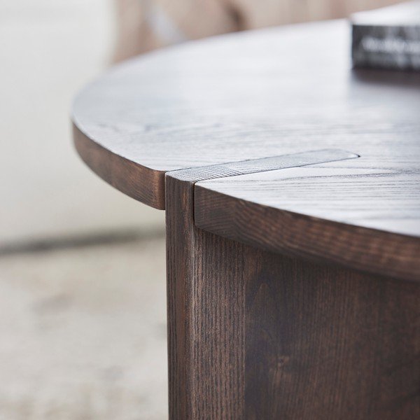 Okrugao stolić za kavu od čvrste jeseni u tamnoj prirodnoj boji ø 65 cm Oy – OYOY Living Design-image-3