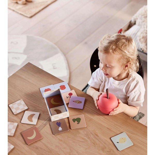 Crvena silikonska dječja šalica Apple – OYOY Mini-image-4