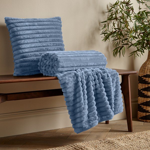 Plava deka od mikropliša 130x170 cm Cosy Ribbed – Catherine Lansfield-image-3