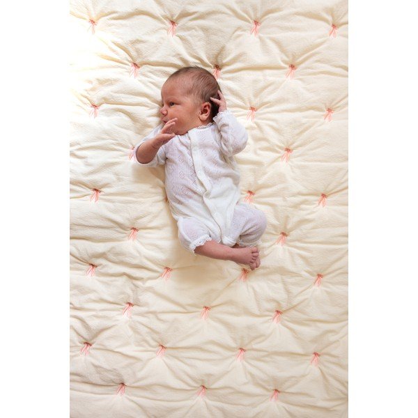 Svijetlo žuta/ružičasta prošivena deka za bebe od organskog pamuka 90x120 cm Bows – Cam Cam Copenhagen-image-1