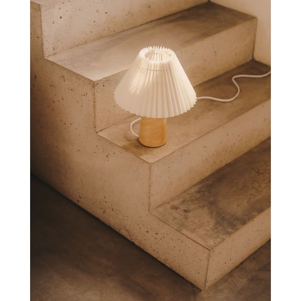 Bež/u prirodnoj boji stolna lampa od masivnog kaučuka s tekstilnim sjenilom (visina 33 cm) Benicarlo – Kave Home-image-1