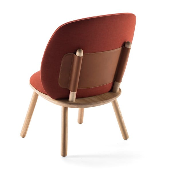 Smeđa fotelja boje konjaka s konstrukcijom od drva jasena s kožnim detaljima EMKO Naïve-image-3