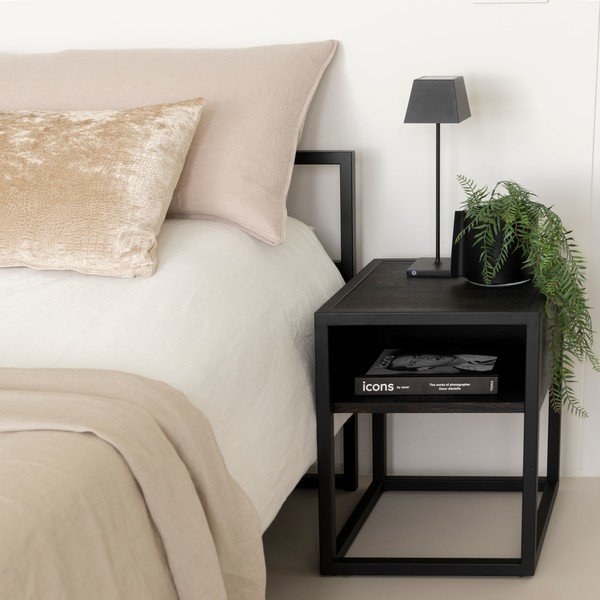 Crni noćni ormarić od punog hrasta s policama Diva – Spinder Design-image-1