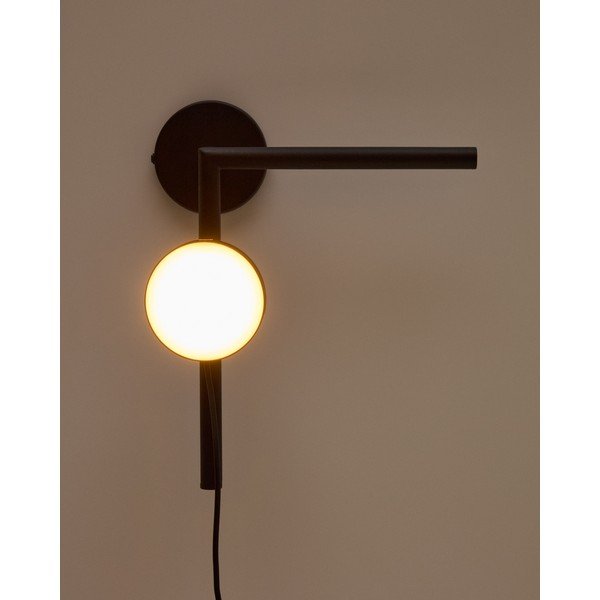 Crna metalna LED zidna lampa s mogućnosti zatamnjivanja s utikačem Orey – Kave Home-image-3