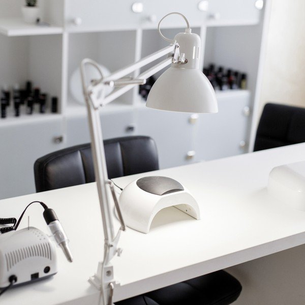 Bijela stolna lampa sa savitljivom konstrukcijom/s hvataljkom (visina 73,5 cm) Tajo – Trio-image-1