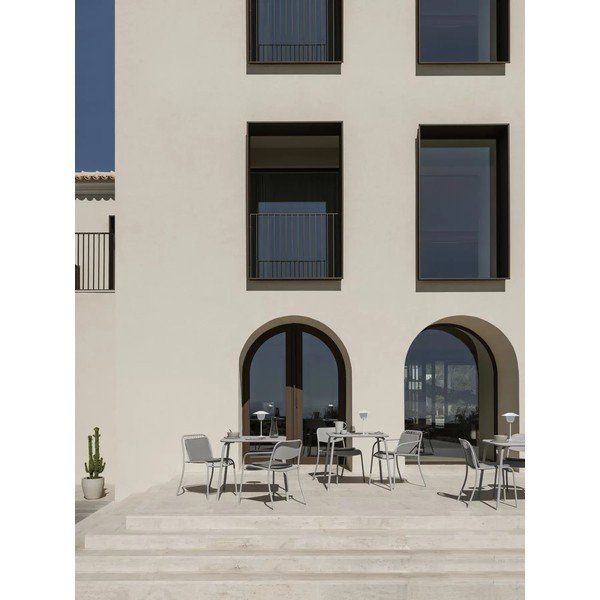 Svijetlo siva metalna vrtna stolica Yua Wire – Blomus-image-3