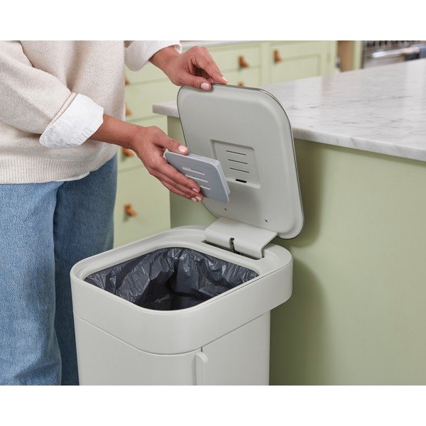 Bež željezna kanta za smeće s pedalom 40 l Porta – Joseph Joseph-image-1