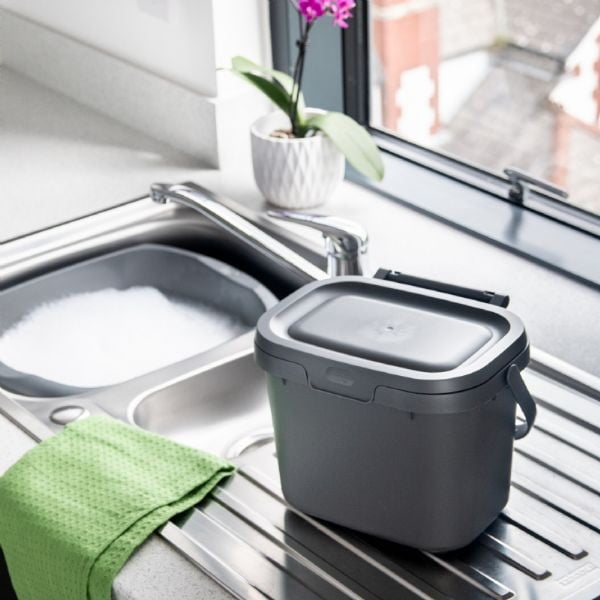 Tamnosiva višenamjenska plastična kuhinjska kanta s poklopcem Addis, 24,5 x 18,5 x 19 cm-image-1