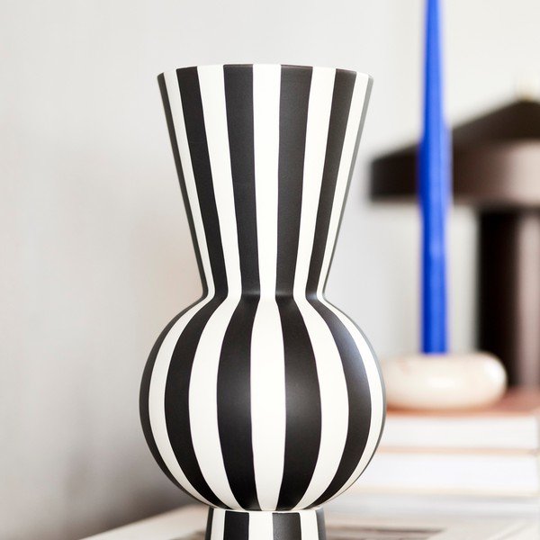 Bijela/crna ručno izrađena vaza od kamenine (visina 28 cm) Toppu – OYOY Living Design-image-1