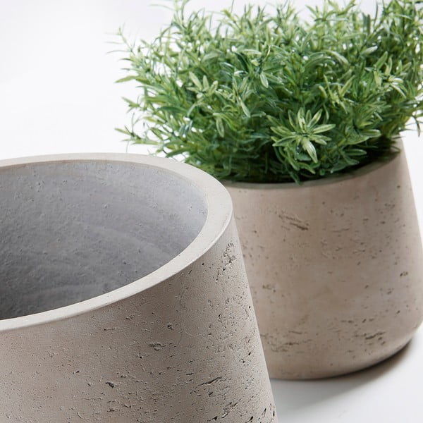 Set od dvije svijetlosive betonske posude za cvijeće Kave Home Lux-image-2
