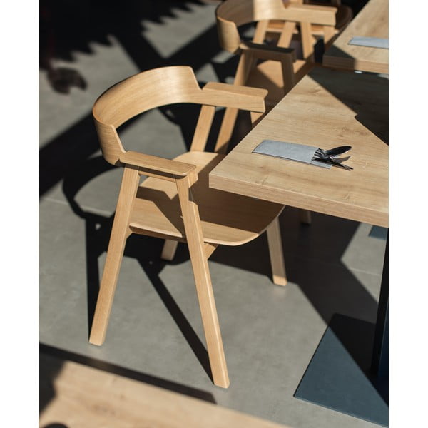 Blagovaonska stolica s naslonima za ruke od punog hrasta u prirodnoj boji Flip – Gazzda-image-1