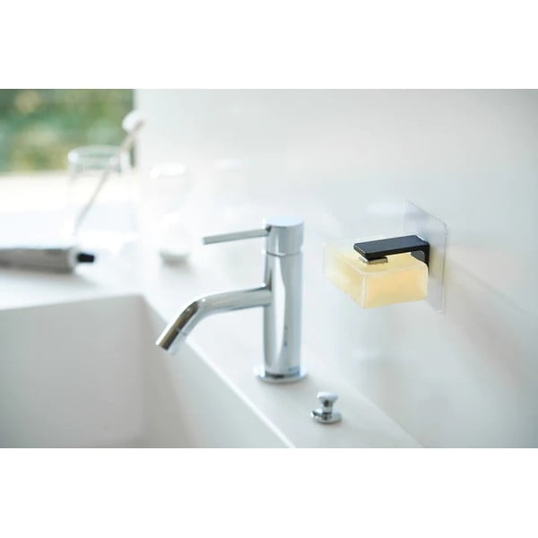 Crni plastičan samoljepljiv magnetni držač sapuna Film Hook – YAMAZAKI-image-2