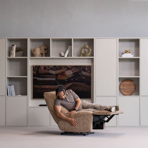 Svjetlo smeđa fotelja za opuštanje s podesivim nagibom od samta Hein – WOOOD-image-1