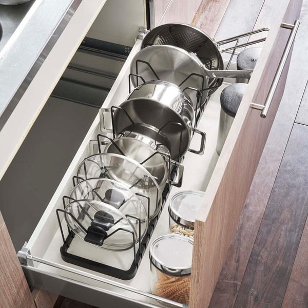 Crni podesivi stalak za poklopce i tave YAMAZAKI Tower-image-1