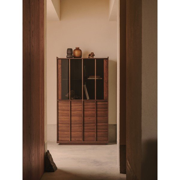 Smeđa vitrina u dekoru oraha 100x170x40 cm Onix – Kave Home-image-1