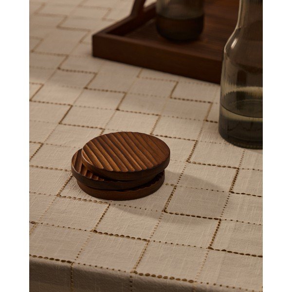 Drveni podmetači za čaše u setu 4 kom u tamnoj prirodnoj boji Rommu – Kave Home-image-2