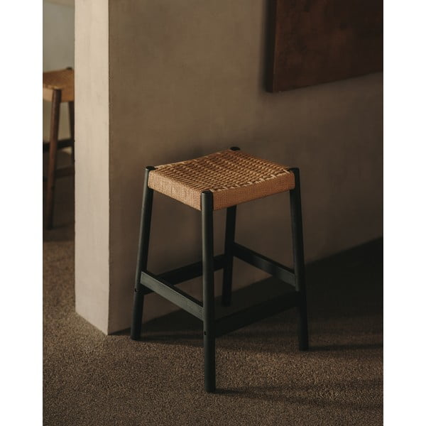 Crne/u prirodnoj boji barske stolice u setu 2 kom od punog hrasta (visine sjedala 66 cm) Yalia – Kave Home-image-1