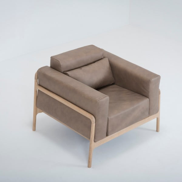 Svijetlosmeđa fotelja od bivolje kože s konstrukcijom od punog hrasta Gazzda Fawn-image-1