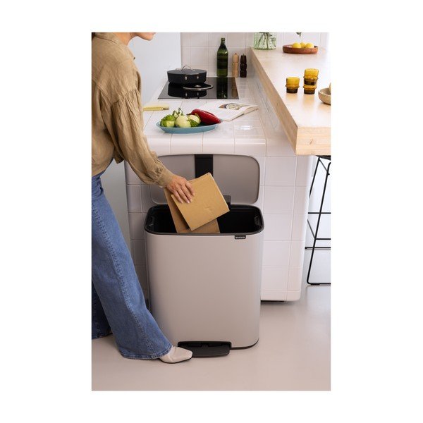 Svijetlo siva željezna kanta za smeće s pedalom 60 l Bo – Brabantia-image-1