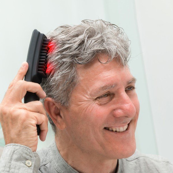 Crna masažna četka za kosu s InnovaGoods Hair Force One laserom-image-1