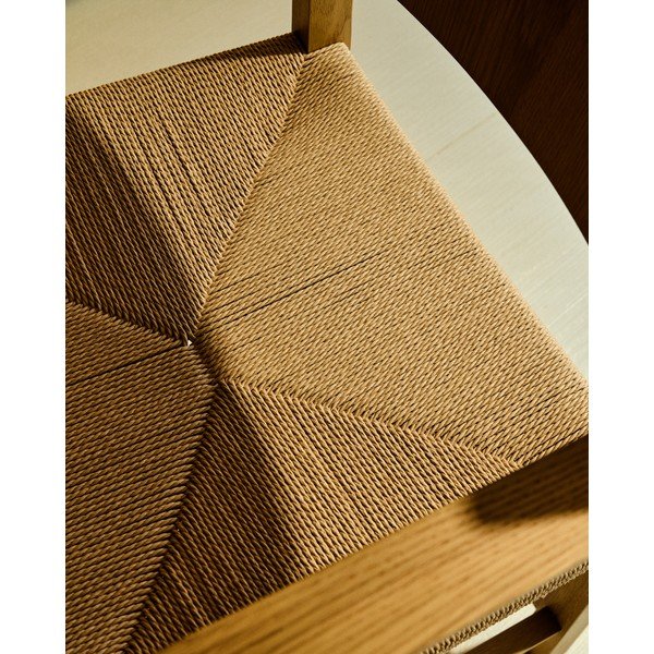 Blagovaonska stolica s naslonima za ruke od punog hrasta u prirodnoj boji Idun – Kave Home-image-3