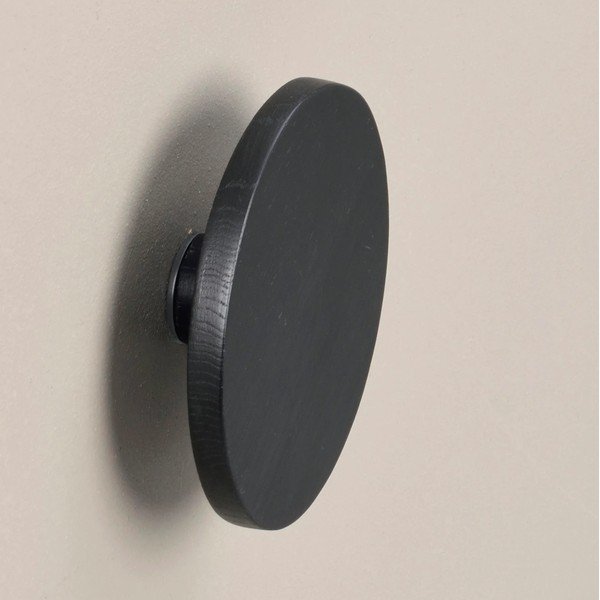 Crna zidna kuka od hrastovine Milford – Rowico-image-2