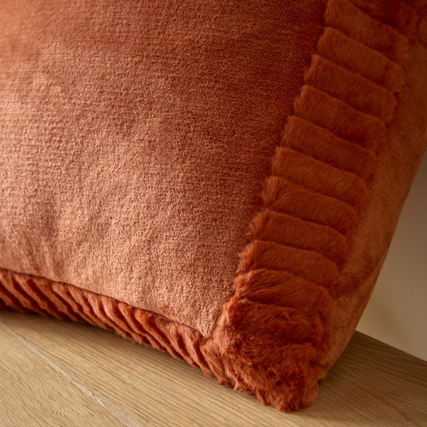 Ukrasni jastuk od mikropliša 55x55 cm Velvet and Faux Fur – Catherine Lansfield-image-2