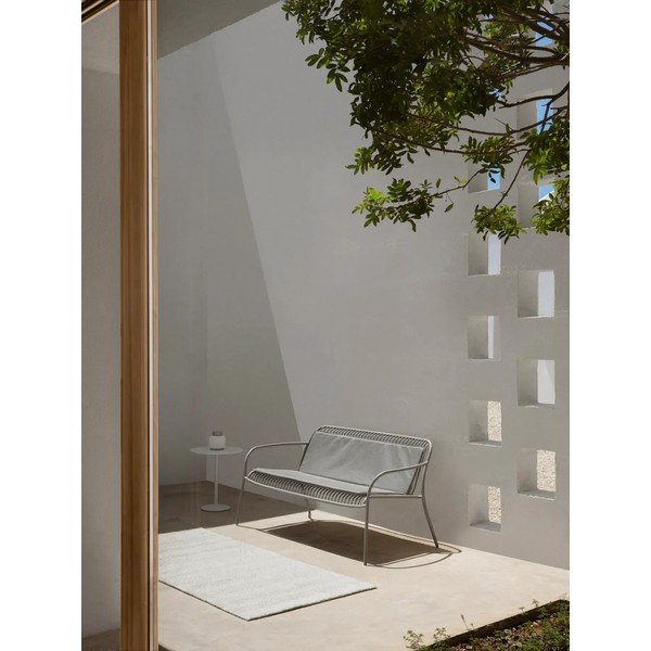 Svijetlo siva metalna vrtna klupa Yua Wire – Blomus-image-1