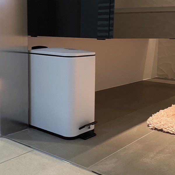 Mat bijela željezna kanta za smeće s pedalom 5 l   Erik – Spirella-image-1