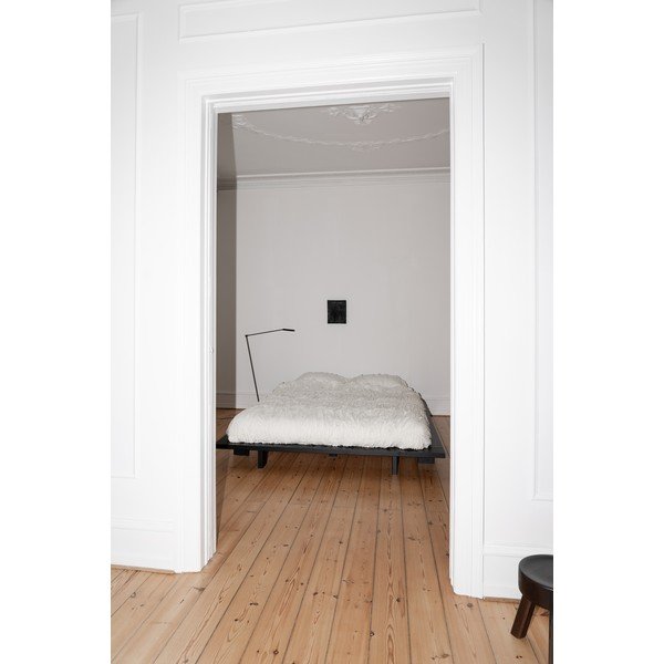 Crni bračni krevet od borovine sa letvicom 140x200 cm Japan - Karup Design-image-4