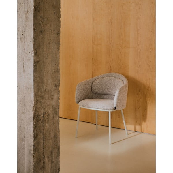 Sivo-bež podstavljena blagovaonska stolica s naslonima za ruke Minda – Kave Home-image-1