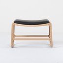 Oslonac za noge s konstrukcijom od masivnog hrastovog drva s crnim detaljem od bivolje kože Gazzda Dedo