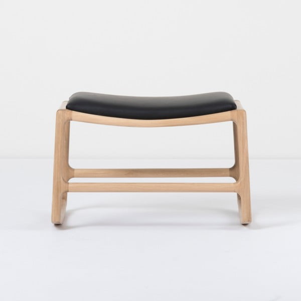 Oslonac za noge s konstrukcijom od masivnog hrastovog drva s crnim detaljem od bivolje kože Gazzda Dedo