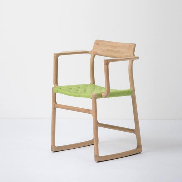 Blagovaonska stolica od punog hrastovog drveta sa naslonima za ruke i zelenim sjedalom Gazzda Fawn