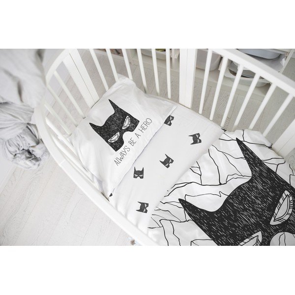 Crno-bijela dječja plahta s gumom za dječji krevetić od pamučnog satena 60x120 cm Be a Hero – Butter Kings-image-1