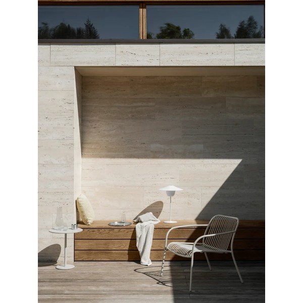 Svijetlo siva metalna vrtna fotelja Yua Wire – Blomus-image-1