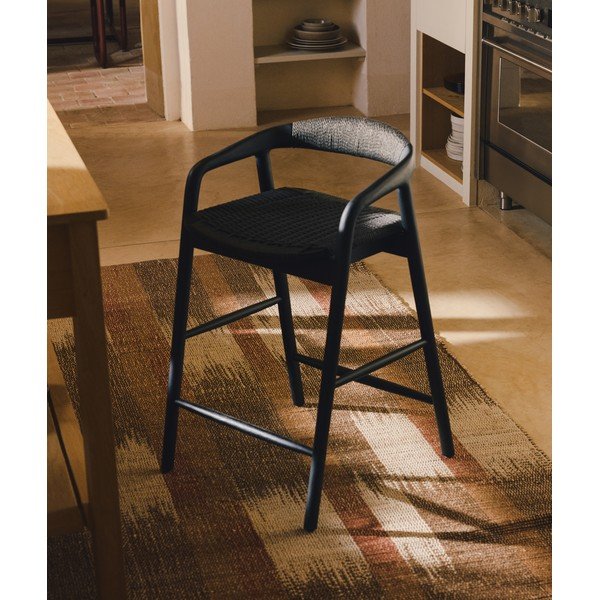 Crna barska stolica s naslonima za ruke od punog hrasta (visine sjedala 65 cm) Derile – Kave Home-image-1