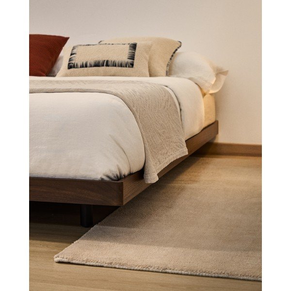 Smeđi bračni krevet od masivne breze bez uzglavlja s podnicom 180x200 cm Norlen – Kave Home-image-1