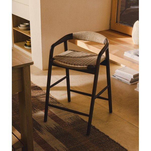 Smeđa barska stolica s naslonima za ruke od punog hrasta (visine sjedala 65 cm) Derile – Kave Home-image-1