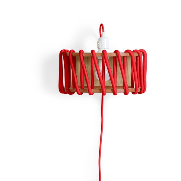Crvena zidna svjetiljka s drvenom strukturom EMKO Macaron, dužina 30 cm