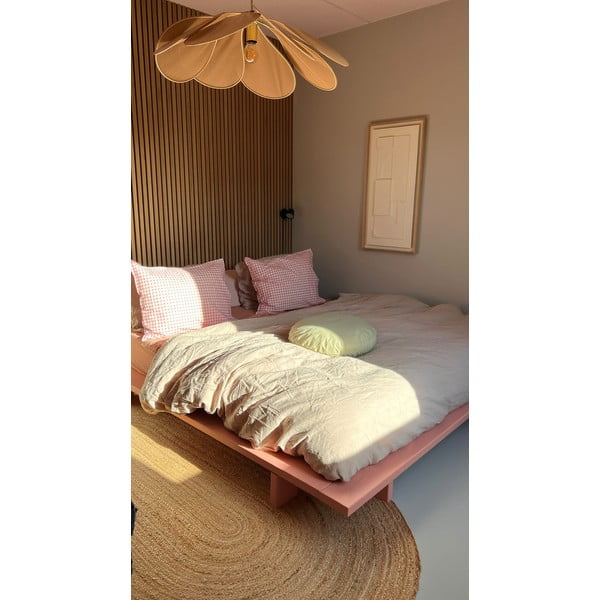 Svijetlo ružičasti bračni krevet od masivnog bora s podnicom 140x200 cm Japan – Karup Design-image-1