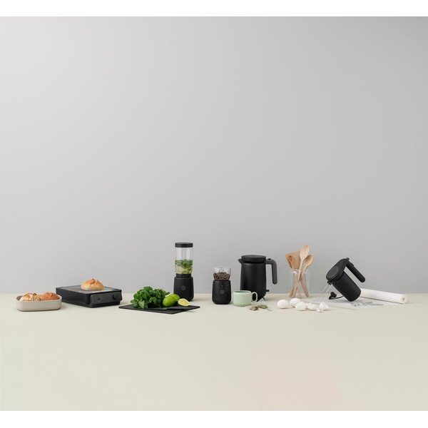 Crno plastično kuhalo za vodu 1 l Foodie – RIG-TIG-image-3