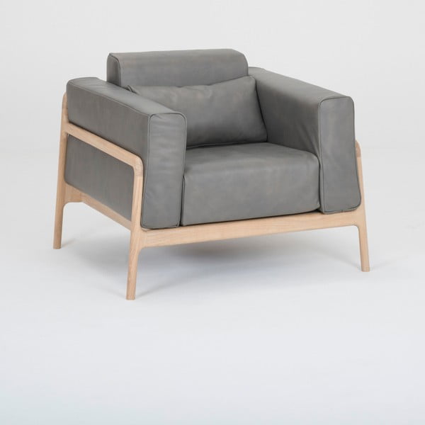 Tamnosiva fotelja od bivolje kože s konstrukcijom od masivnog hrasta Gazzda Fawn