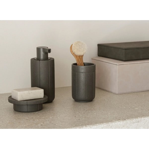 Siva posuda za sapun od polyresina Kua – Blomus-image-1