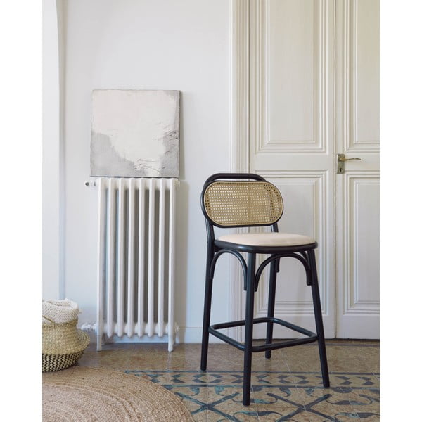 Crna barska stolica od čvrstog brijesta (visine sjedala 65 cm) Doriane – Kave Home-image-1