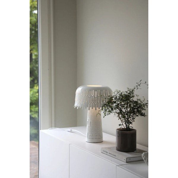 Bijela stolna lampa s metalnim sjenilom (visina 38 cm) Verbera – Markslöjd-image-1