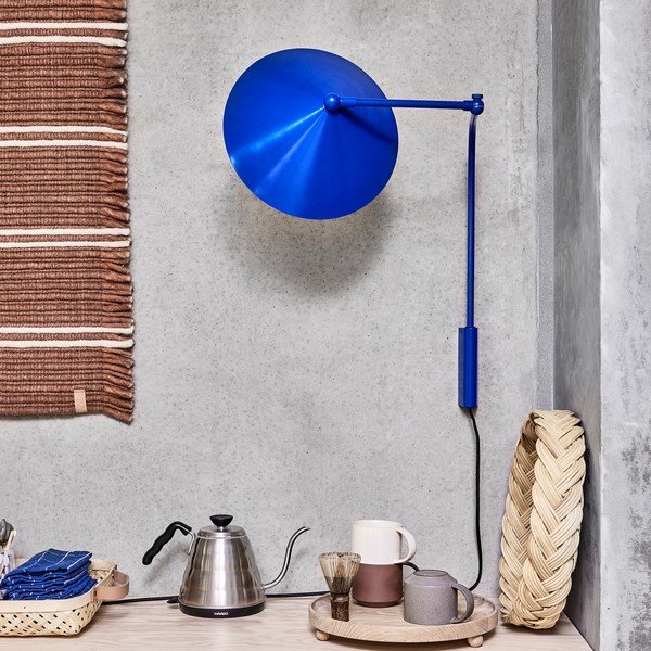 Plava metalna zidna lampa s utikačem Kasa – OYOY Living Design-image-1